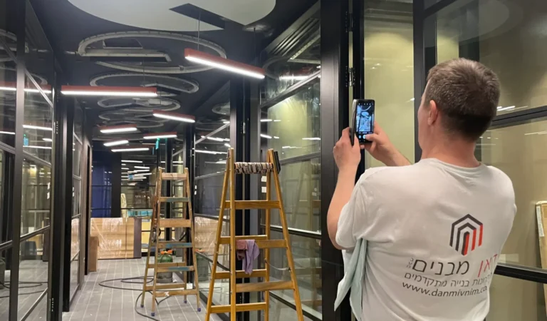 תקרה בסלון: איך לבחור פתרון עיצובי נכון ולתכנן תקציב מדויק